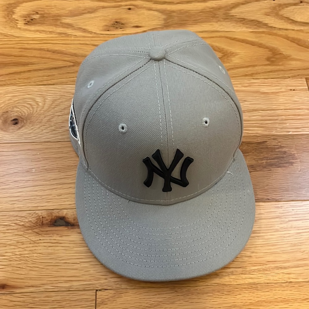 Gray and dark blue Yankees fitted hat.
